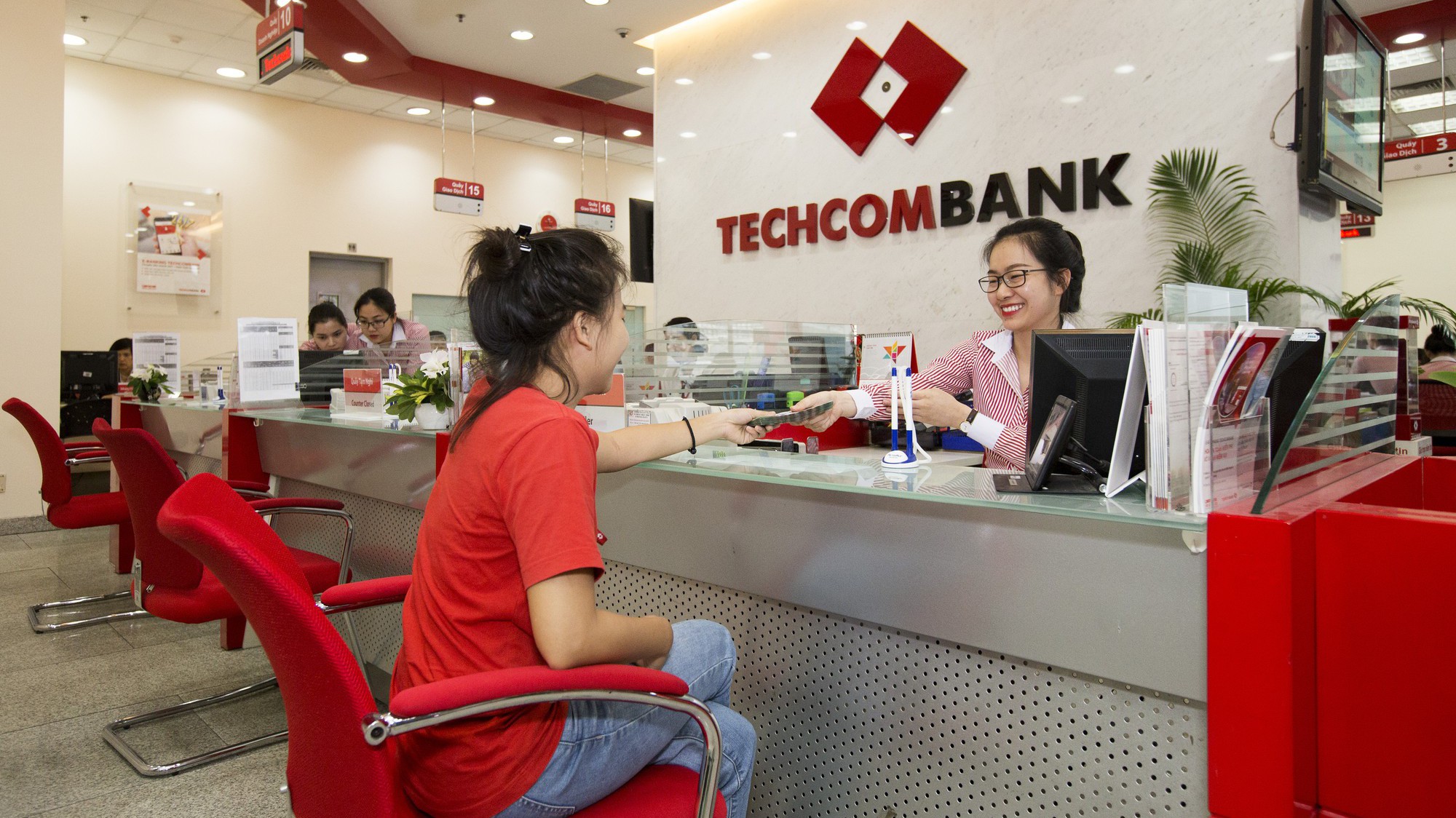 Khách hàng giao dịch tại Techcombank.