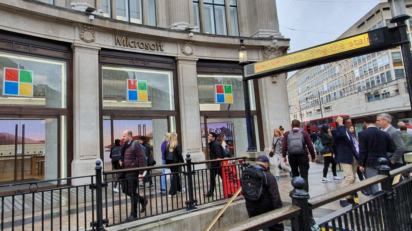 Microsoft được thành lập vào năm 1975 bởi Bill Gates và Paul Allen - Ảnh: CNBC.