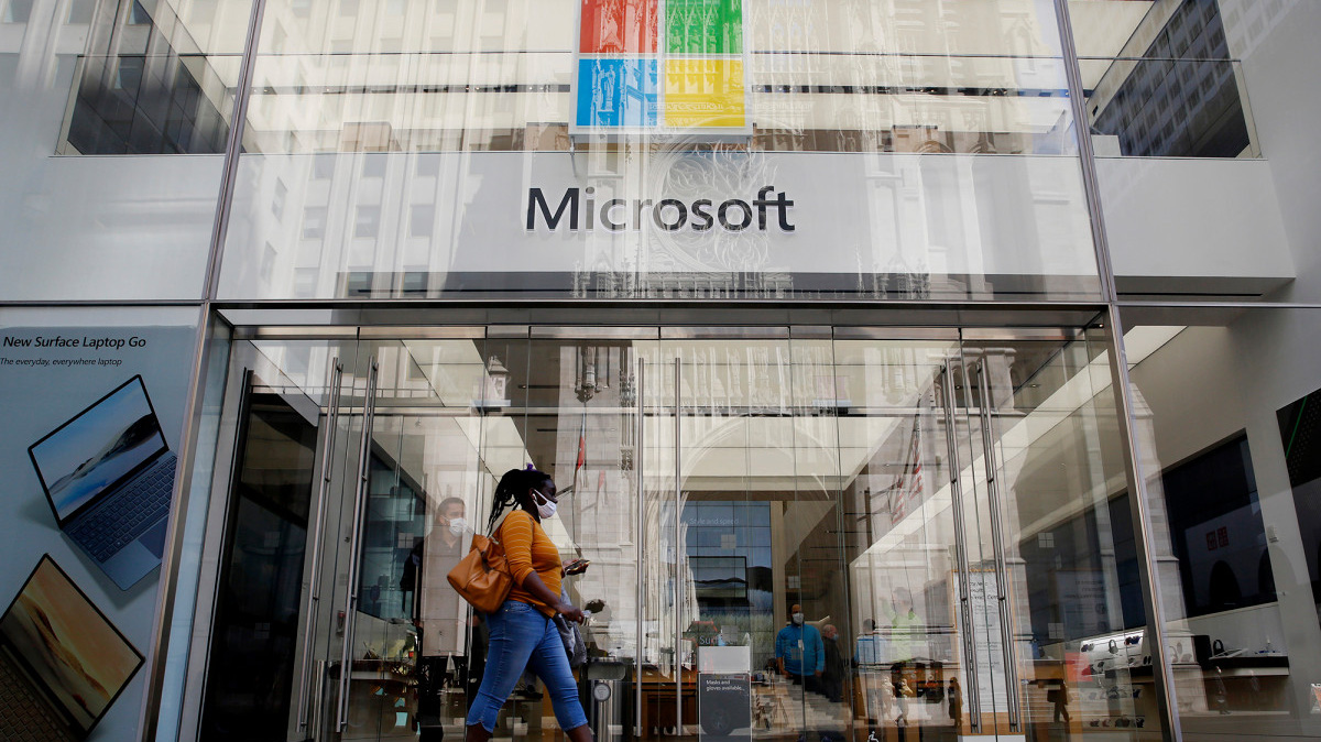 Microsoft đang săn tìm các công ty có thể giúp tiếp cận với các cộng đồng người dùng ngày càng phát triển mạnh mẽ trên toàn cầu - Ảnh: AP