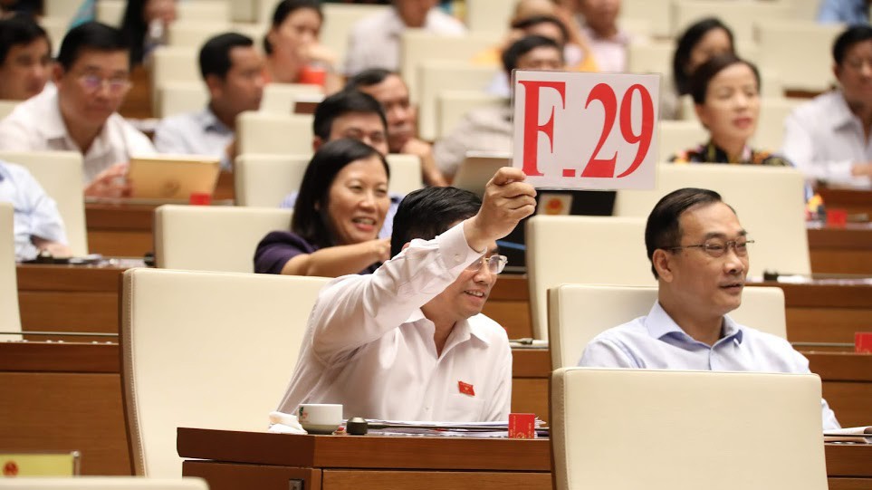 Trưởng ban Tổ chức Trung ương Phạm Minh Chính dùng quyền tranh luận thể hiện chính kiến về sự cần thiết phải sửa Luật Công đoàn,