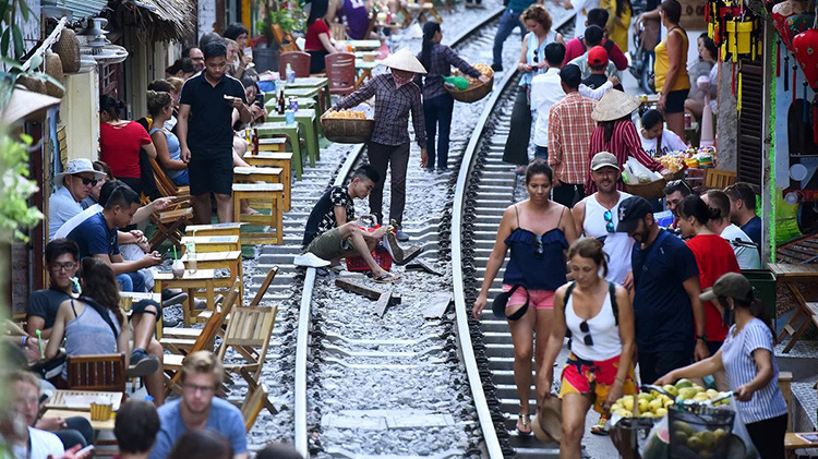 Để đảm bảo an toàn chính quyền cần nghiêm cấm không kinh doanh du lịch trong hành lang đường sắt đang hoạt động.