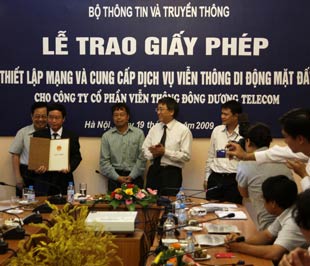 Lễ trao giấy phép cho Đông Dương Telecom.