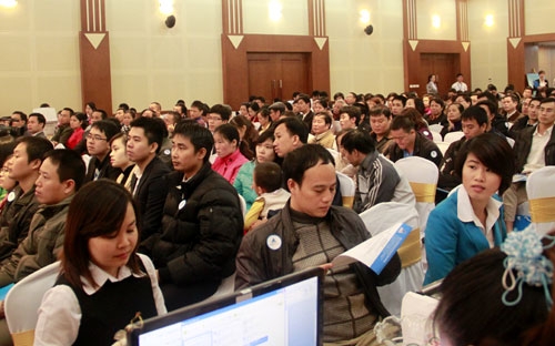 Hàng trăm khách hàng đang ngồi chờ đơn vị bán hàng gọi đến lượt mình làm thủ tục đăng ký mua căn hộ Phúc Thịnh Tower sáng 9/12.<br>