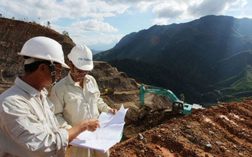 Mỏ sắt Tùng Bá của Tâp đoàn Hoà Phát quản lý, khai thác.<br>