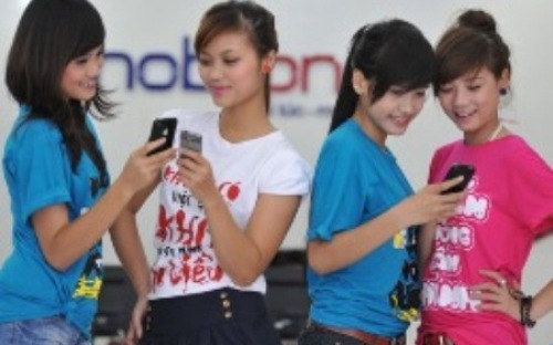 MobiFone chính thức cho phép các thuê bao đã đăng ký sử dụng dịch vụ chuyển
 vùng quốc tế thành công thực hiện gọi, gửi/nhận tin nhắn (SMS), dữ 
liệu (data) trên một số chuyến bay của các hãng hàng không có 
cung cấp dịch vụ này. 