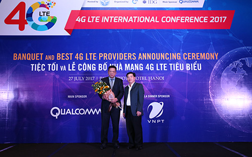 <font face="Arial, Verdana"><span style="font-size: 13.3333px;">Đại diện của MobiFone nhận giải thưởng “Nhà mạng có chất lượng dịch vụ 4G tiêu biểu”.</span></font>