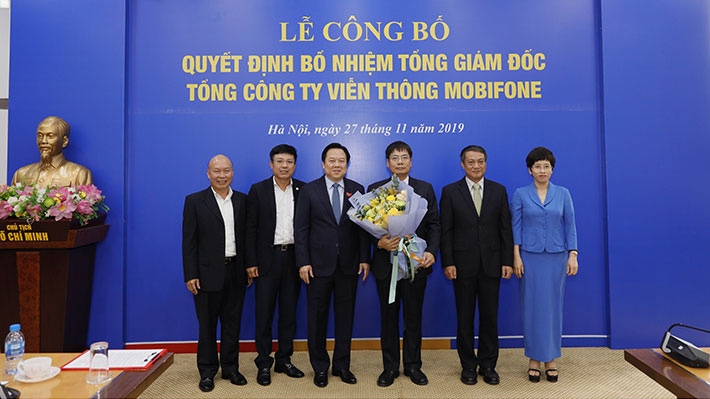 Tân Tổng giám đốc MobiFone Tô Mạnh Cường (cầm hoa).