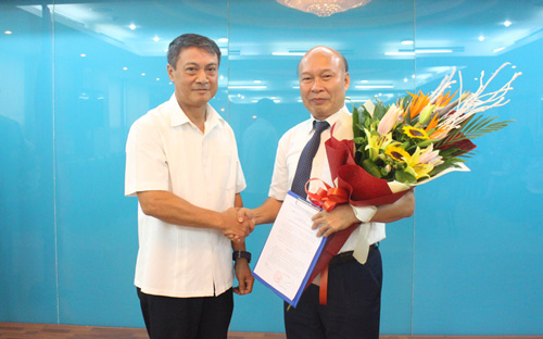 Thứ trưởng Phạm Hồng Hải trao quyết định bổ nhiệm có thời hạn giữ chức Chủ tịch Hội đồng thành viên Tổng công ty Viễn thông MobiFone cho ông Nguyễn Mạnh Thắng.