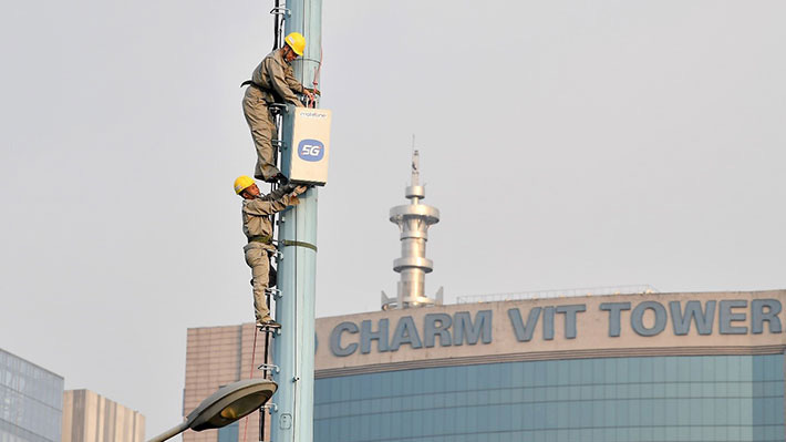 Nhân viên MobiFone lắp trạm BTS 5G tại Hà Nội.