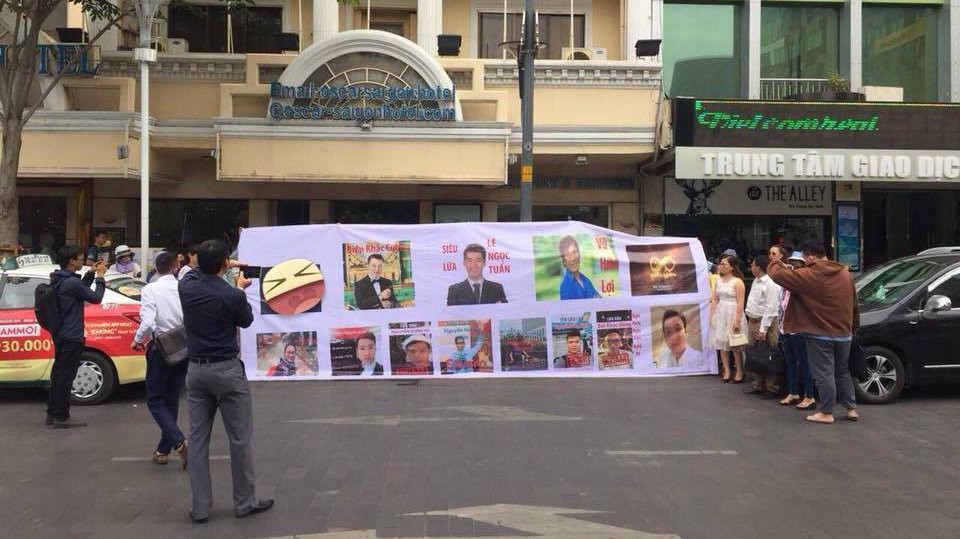 Các nạn nhân in hình lãnh đạo Modern Tech tố cáo lừa đảo tại trụ sở công ty. 