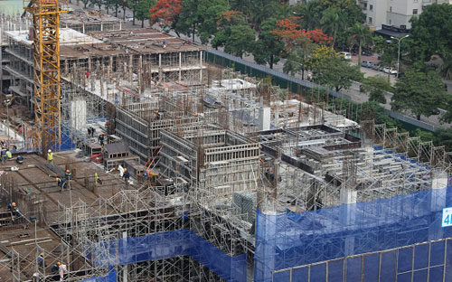 Hiện nay, hai tòa chung cư cao 30 tầng đều đã xây lên đến sàn tầng 5, đáp ứng đúng tiến độ.