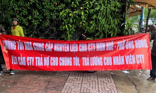 Hàng trăm nhà cung cấp căng băng rôn 
