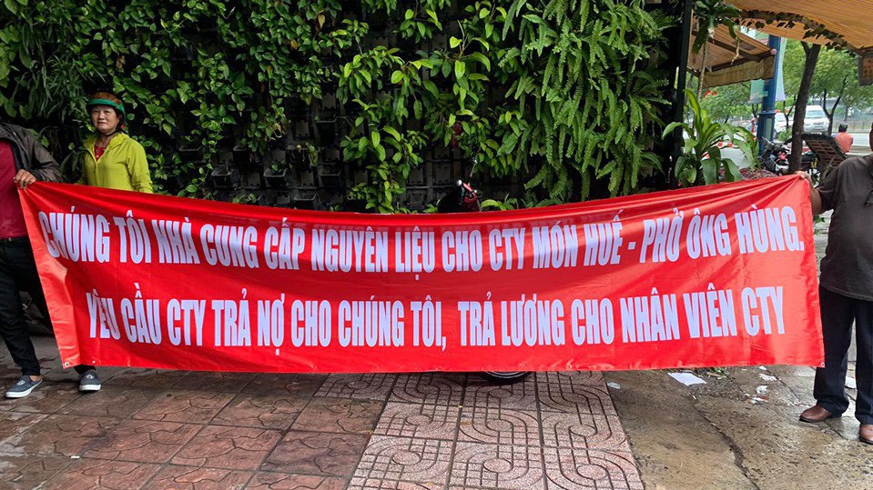 Các nhà cung cấp đang tập hợp căng băng rôn, biểu ngữ tố Công ty Món Huế nợ tiền