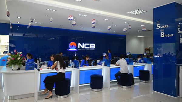 Khách hàng giao dịch tại NCB.