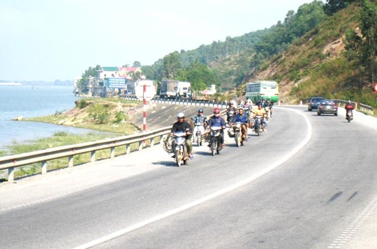 Tiến độ, lộ trình thời gian nâng cấp tuyến giao thông Quốc lộ 1 là một nội dung đại biểu Quốc hội đã chất vấn Bộ trưởng Đinh La Thăng qua văn bản.