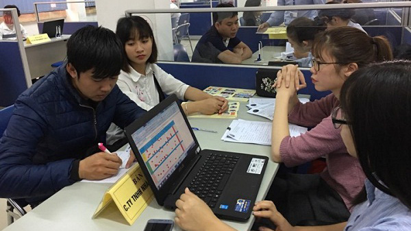 Một phiên giao dịch việc làm tại huyện Đông Anh - Hà Nội.