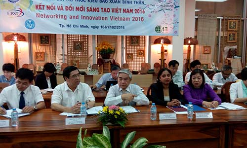 <span style="font-size: 15px;">Ông Nguyễn Phú Bình (thứ hai bên trái) trong buổi gặp gỡ trí thức Kiều bào xuân Bính Thân ngày 16-17/2/2016 tại Tp.HCM.</span>