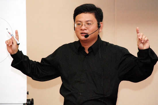 Diễn giả Quách Tuấn Khanh trong một lần diễn thuyết trước các doanh nhân.