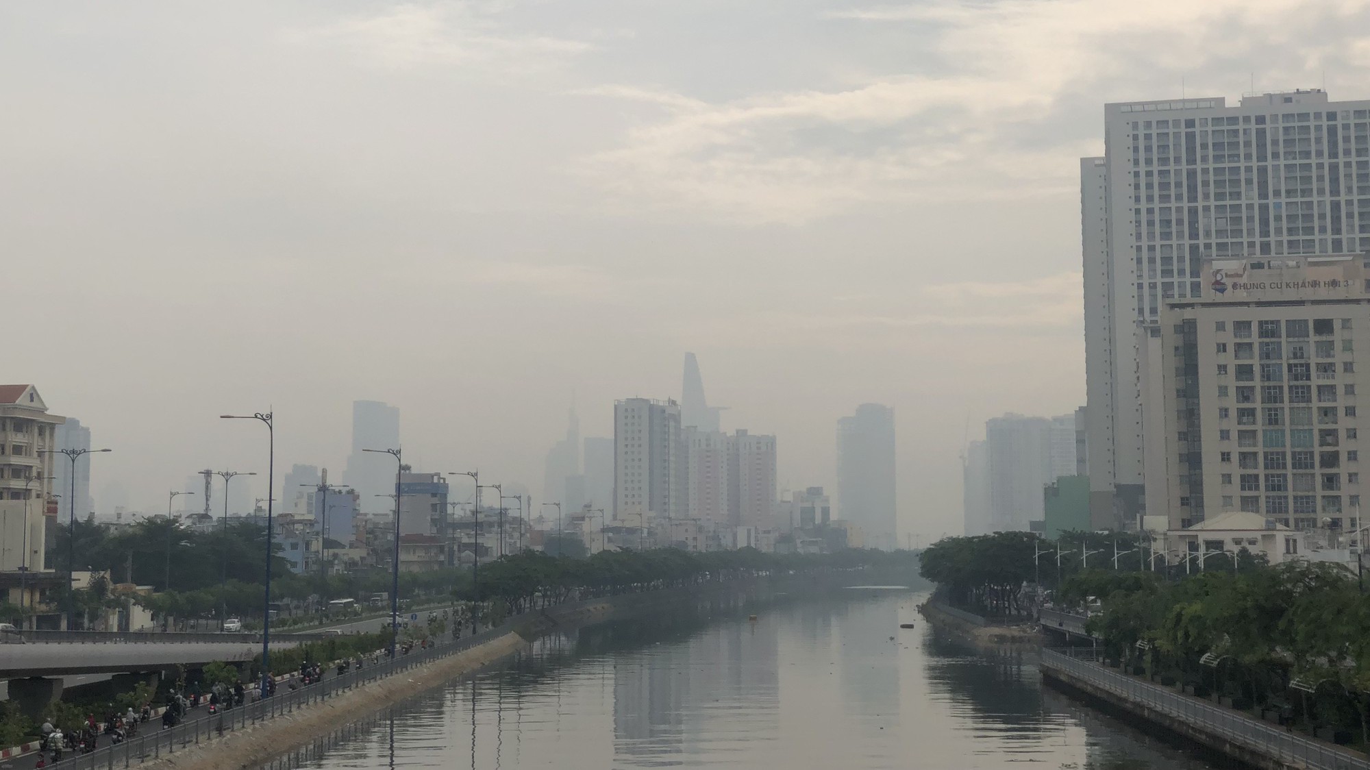 Nguyên nhân gây ô nhiễm không khí tại Tp.HCM là do bụi mịn và tiếng ồn...