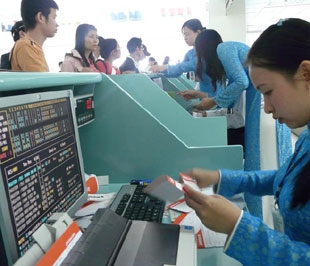Những hành khách không có thẻ tín dụng vẫn có thể đăng ký vé tại jetstar.com, sau đó ra phòng vé hoặc điểm giao dịch của ngân hàng Techcombank- đối tác của hãng để thực hiện việc thanh toán bằng tiền mặt.