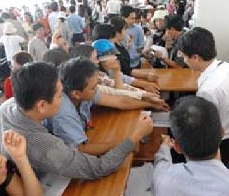 Giá nhà đất đảo chiều khiến nhiều người cố mua căn hộ giá cao trở thành nạn nhân.