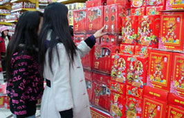 Tại các điểm bán hàng bình ổn giá, nhiều mặt hàng thiết yếu phục vụ Tết có giá thấp hơn thị trường tự do 5%.