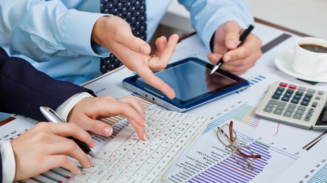 Trong thời gian doanh nghiệp thẩm định giá không bảo đảm một trong các điều kiện tương ứng loại hình doanh nghiệp quy định tại các khoản 1, khoản 2, khoản 3, khoản 4 và khoản 5 Điều 39 của Luật Giá nhưng chưa bị đình chỉ hoạt động thẩm định giá thì không được ký kết hợp đồng dịch vụ thẩm định giá.