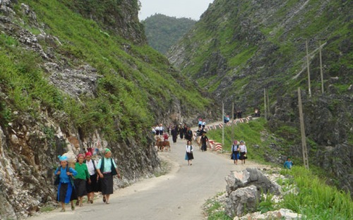 Vẫn nhìn thẩy rõ biểu hiện dàn trải khi địa phương nào, bộ nào cũng muốn
 có dự án, trong khi vốn dành cho sự nghiệp nhiều quá dẫn đến mất cân 
đối.