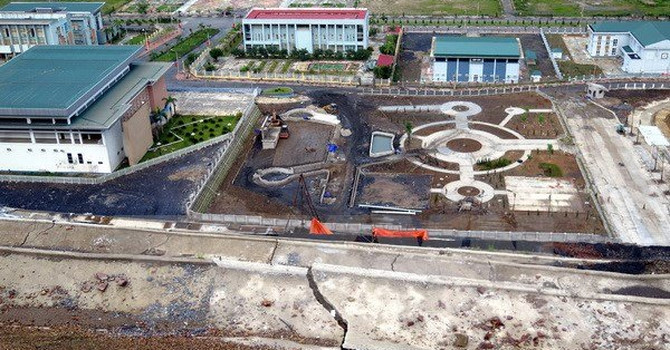 Nhiều công trình ở Mường Lay trước nguy cơ sụt lở.