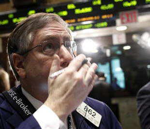 Chứng khoán Mỹ giảm điểm vì nhiều nhà đầu tư đã tăng mạnh bán cổ phiếu để hiện thực hóa danh mục đầu tư sau khi thị trường đã tăng điểm mạnh nhiều phiên trước đó - Ảnh: Reuters.