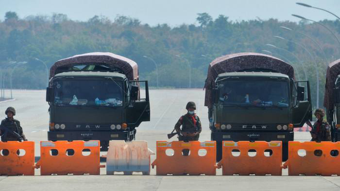 Quân đội Myanmar triển khai vây ráp và bắt giữ nhiều nhà lãnh đạo trong chính quyền dân sự sáng ngày 1/2 - Ảnh: Reuters