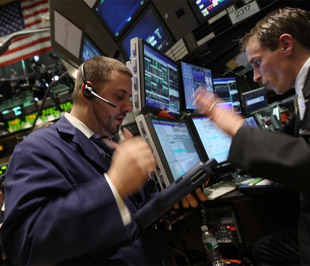 Với phiên tăng điểm này, chỉ số S&P 500 đã phục hồi được 27% so với thời điểm chỉ số này ở ngưỡng thấp nhất trong 12 năm – được thiết lập ngày 9/3/2009 - Ảnh: Reuters.