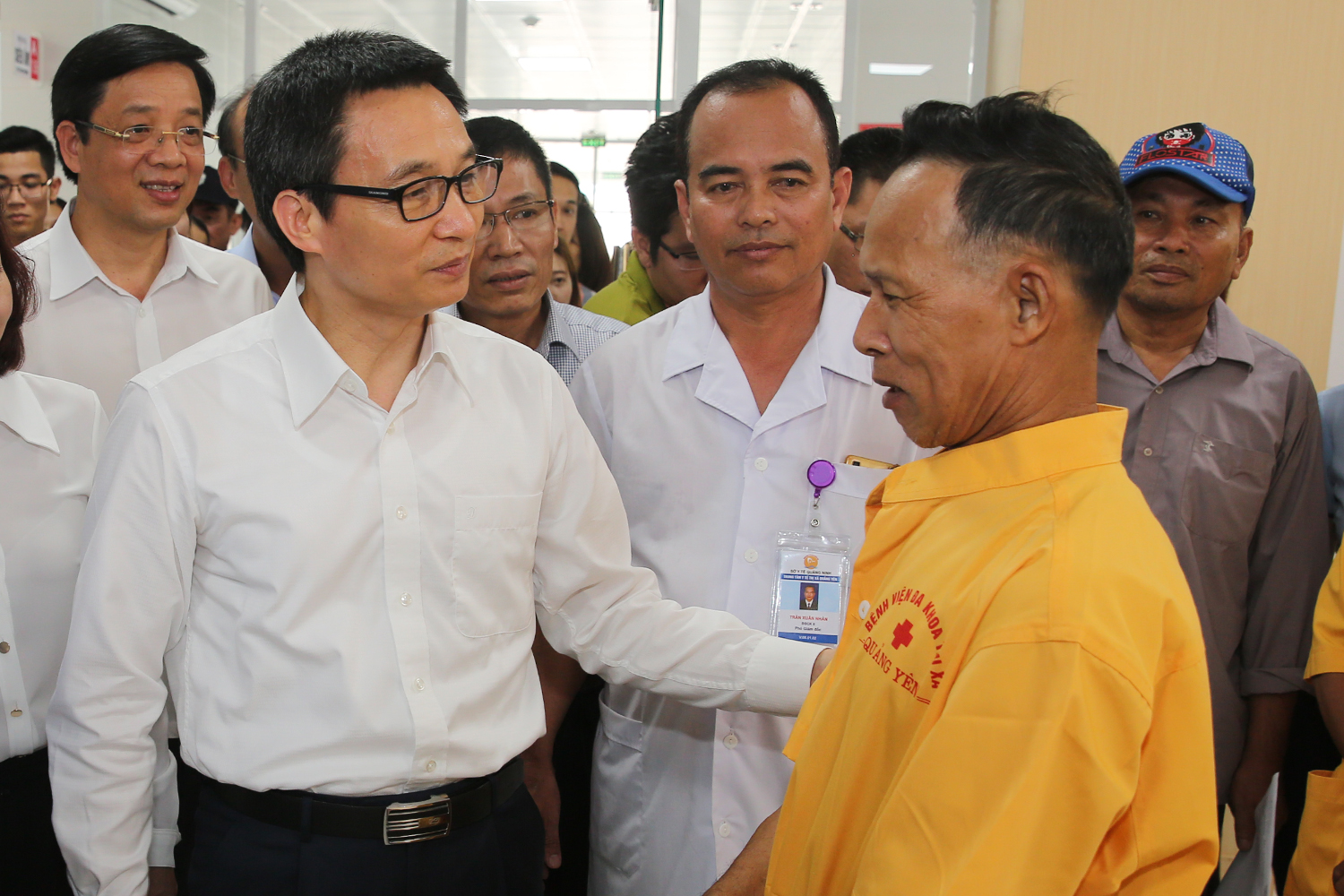 Bên cạnh việc phân biệt bảo hiểm và không bảo hiểm khi khám chữa bệnh, Phó thủ tướng cho rằng vấn đề bán thuốc không theo đơn đang là tồn tại 
lớn nhất của ngành dược.<br>