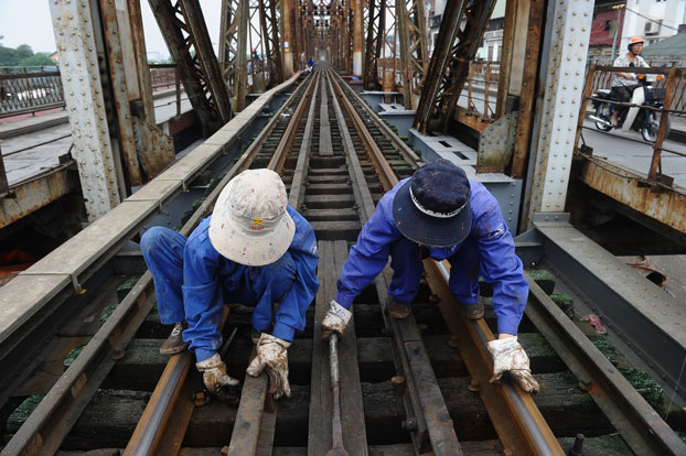 Báo cáo của Tổng cục Thống kê cho biết, năm 2015, năng suất lao động của Việt Nam theo giá hiện hành đạt 3.660 USD, chỉ bằng 4,4% của Singapore.<br>