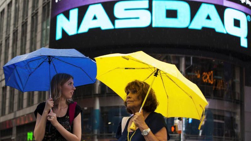 Động thái của Nasdaq cho thấy diễn biến mới nhất trong quan hệ tài chính giữa hai nền kinh tế lớn nhất thế giới - Ảnh: Reuters.