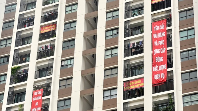 Nhiều hộ dân tại chung cư HD Mon đã treo băng rôn phản đối chủ đầu tư tính sai diện tích.