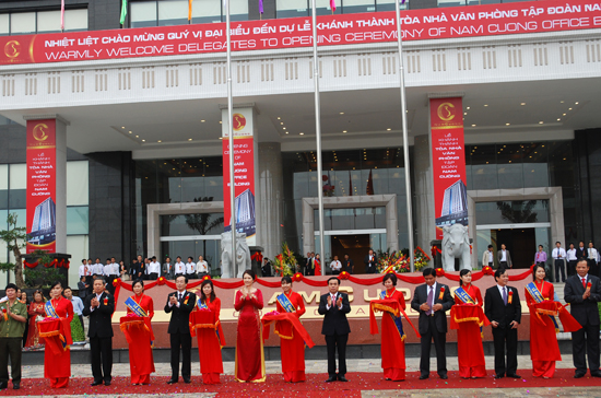 Đại diện chủ đầu tư và các đại biểu cắt băng khánh thành tòa nhà sáng 28/10.