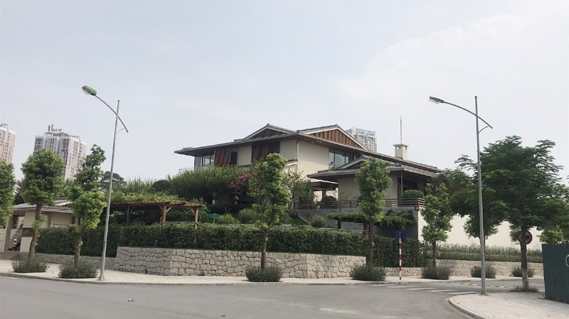 Căn biệt thự tại ô đất ký hiệu K10 đã được UBND thành phố Hà Nội chấp thuận chủ trương điều chỉnh quy hoạch kiến trúc từ 2 lô xuống 1 lô, tầng cao công trình 3 tầng.