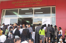 Xếp hàng chờ "vận may" góp vốn mua nhà.