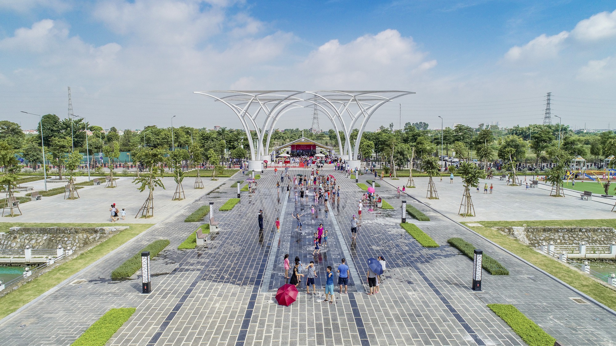 Sự kiện khánh thành công viên Âm nhạc thu hút đông đảo khách mời và cư dân tham dự.