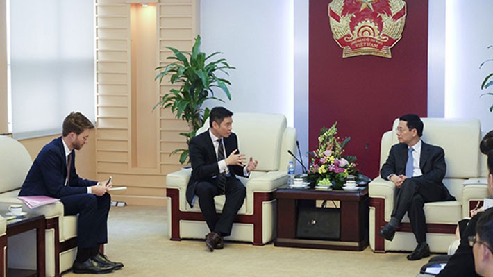 Bộ trưởng Nguyễn Mạnh Hùng tiếp ông Kuek Yu-Chuang, Giám đốc điều hành Netflix khu vực châu Á Thái Bình Dương - Ảnh: Trọng Đạt.