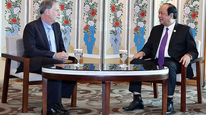 Bộ trưởng, Chủ nhiệm Văn phòng Chính phủ Mai Tiến Dũng (phải) và Giám đốc điều hành Netflix Reed Hastings  - Ảnh: VGP.