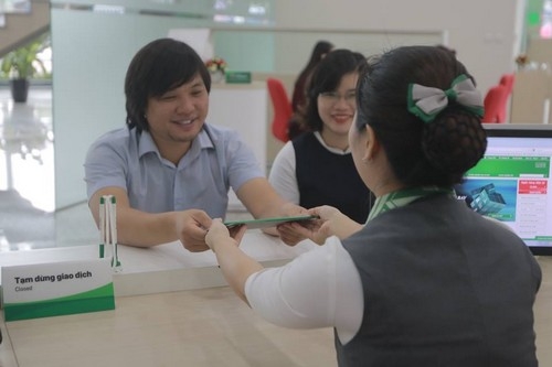 Người trúng 100 triệu đồng cùng vợ đến nhận thẻ tại VPBank để bắt đầu trải nghiệm.<em><br></em>