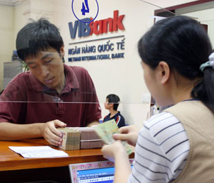 Theo khuyến nghị của một số tổ chức và chuyên gia, Ngân hàng Nhà nước cần tiếp tục duy trì chính sách thắt chặt tiền tệ trong ngắn hạn.