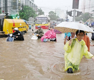 Ngập lụt là cảnh không hiếm thấy ở đô thị Việt Nam.