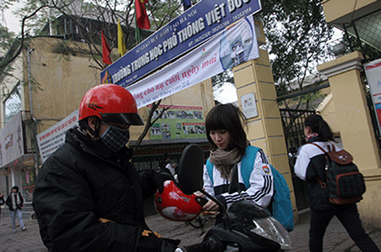 Học sinh trung học phổ thông phải vào học lúc 7h sáng nên khá vội vàng.
