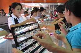 Đồ trang sức bằng ngọc trai có giá phải chăng trên đảo Phú Quốc rất chiếm được cảm tình của du khách.