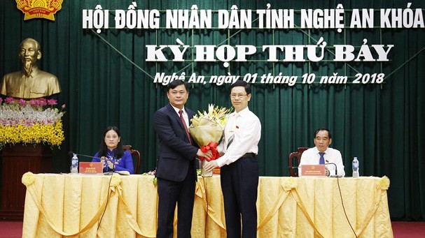 Ông Nguyễn Xuân Sơn, Chủ tịch HĐND tỉnh Nghệ An chúc mừng tân Chủ tịch UBND tỉnh Thái Thanh Quý.