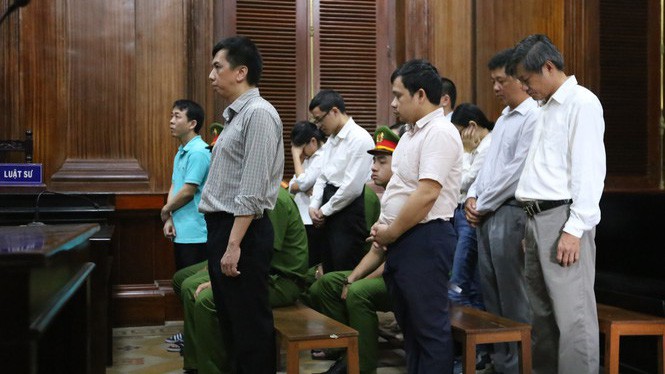 Các bị cáo nghe tòa tuyên án chiều 1/10. Ảnh: Tiền phong