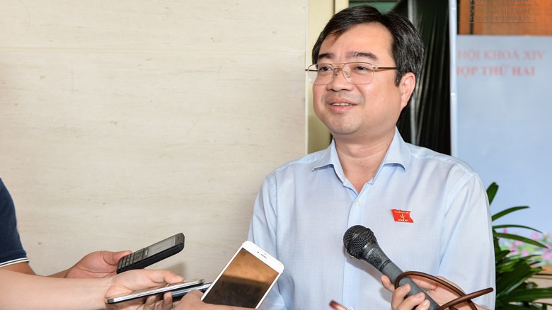 Bí thư Tỉnh uỷ Kiên Giang Nguyễn Thanh Nghị trao đổi với báo chí bên hành lang Quốc hội.
